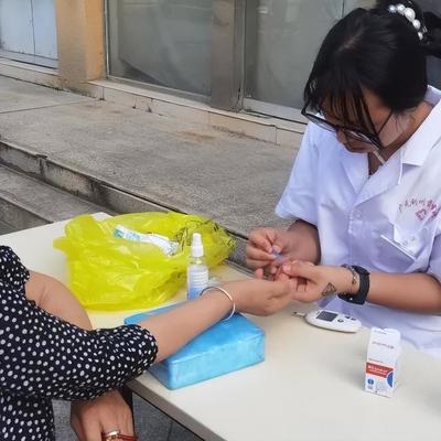 雪峰寺社区联合雪峰医院开展进社区义诊活动，提供健康咨询服务